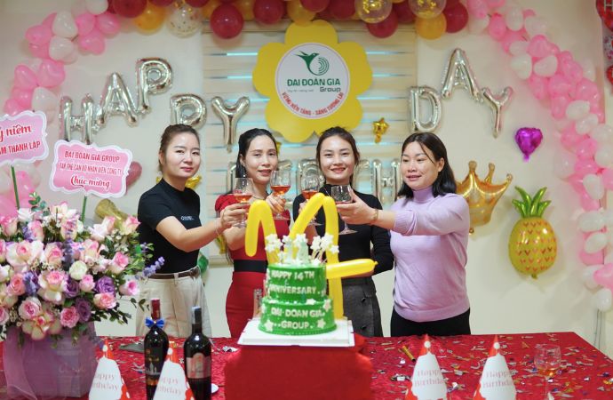 Ban giám đốc công ty nâng ly chúc mừng